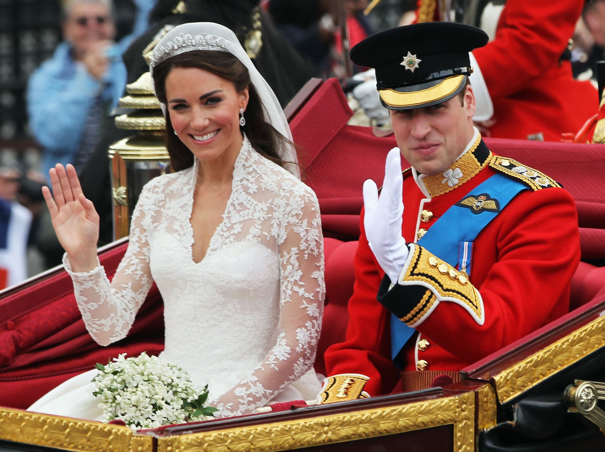 Chính bộ váy xuyên thấu táo bạo này đã phá vỡ "friendzone" giữa Kate  Middleton và Hoàng tử William