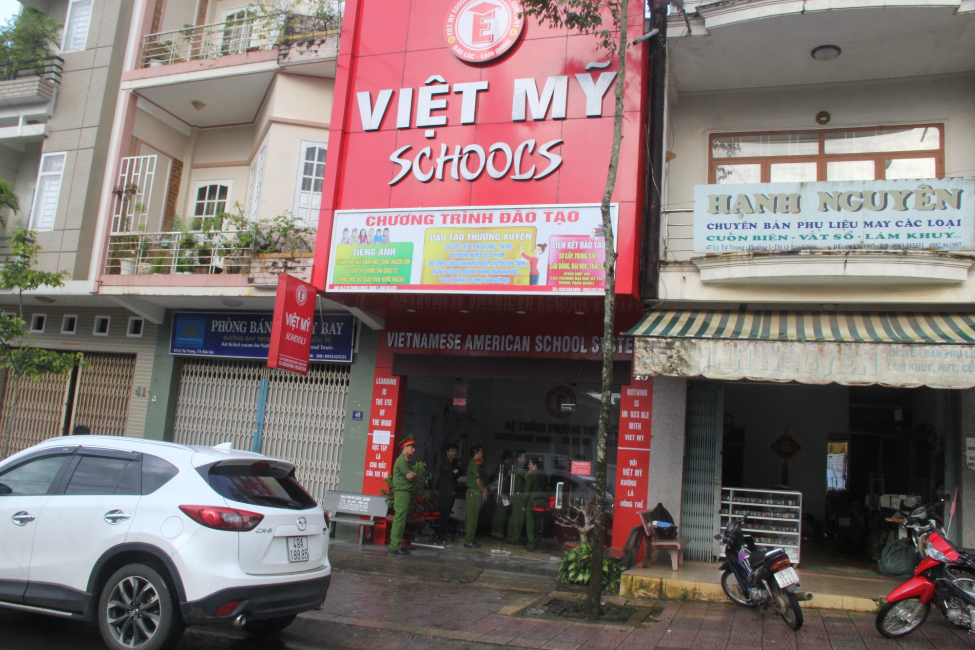 “Hiệu trưởng” tự phong 25 tuổi bị bắt, hàng trăm học viên và giáo viên hoang mang với chứng chỉ giả - Ảnh 4. “Hiệu trưởng” tự phong 25 tuổi bị bắt, hàng trăm học viên và giáo viên hoang mang với chứng chỉ giả - Ảnh 4.