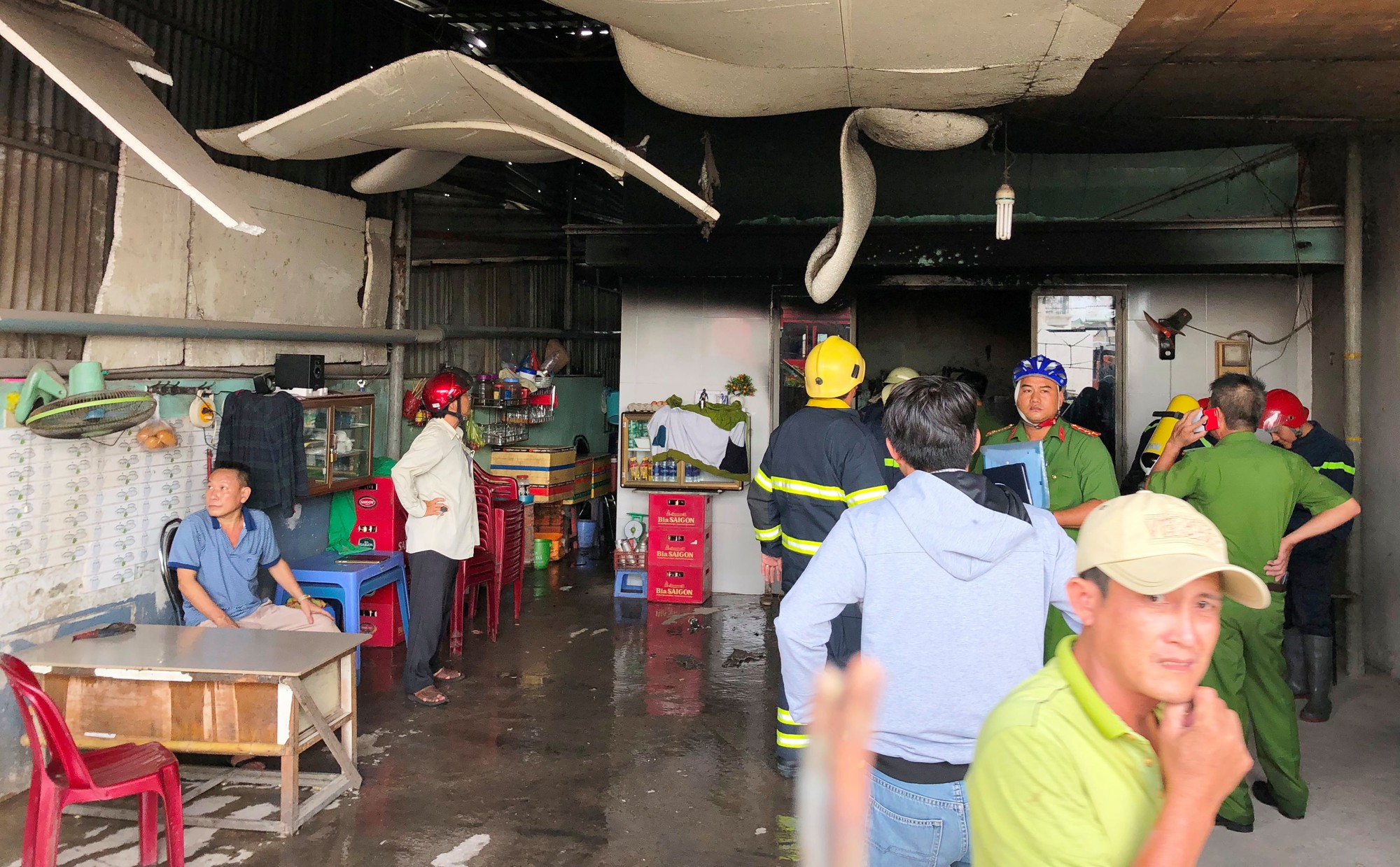 TP. HCM: Ghen tuông với vợ, gã đàn ông phóng hỏa đốt nhà khiến cả khu phố bỏ chạy thục mạng - Ảnh 2. TP. HCM: Ghen tuông với vợ, gã đàn ông phóng hỏa đốt nhà khiến cả khu phố bỏ chạy thục mạng - Ảnh 2.