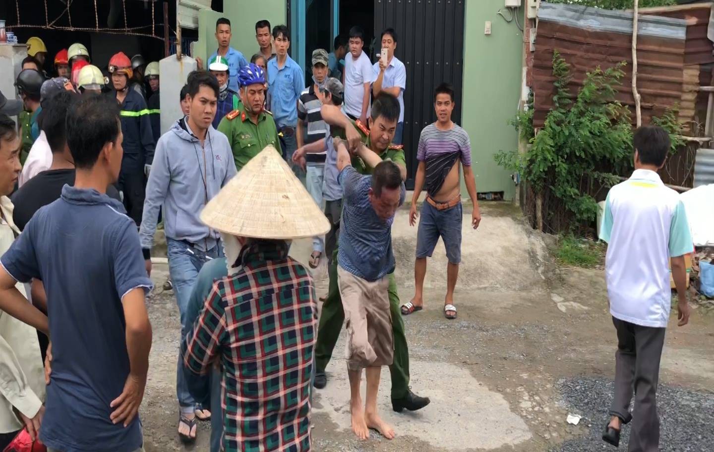 TP. HCM: Ghen tuông với vợ, gã đàn ông phóng hỏa đốt nhà khiến cả khu phố bỏ chạy thục mạng - Ảnh 3. TP. HCM: Ghen tuông với vợ, gã đàn ông phóng hỏa đốt nhà khiến cả khu phố bỏ chạy thục mạng - Ảnh 3.