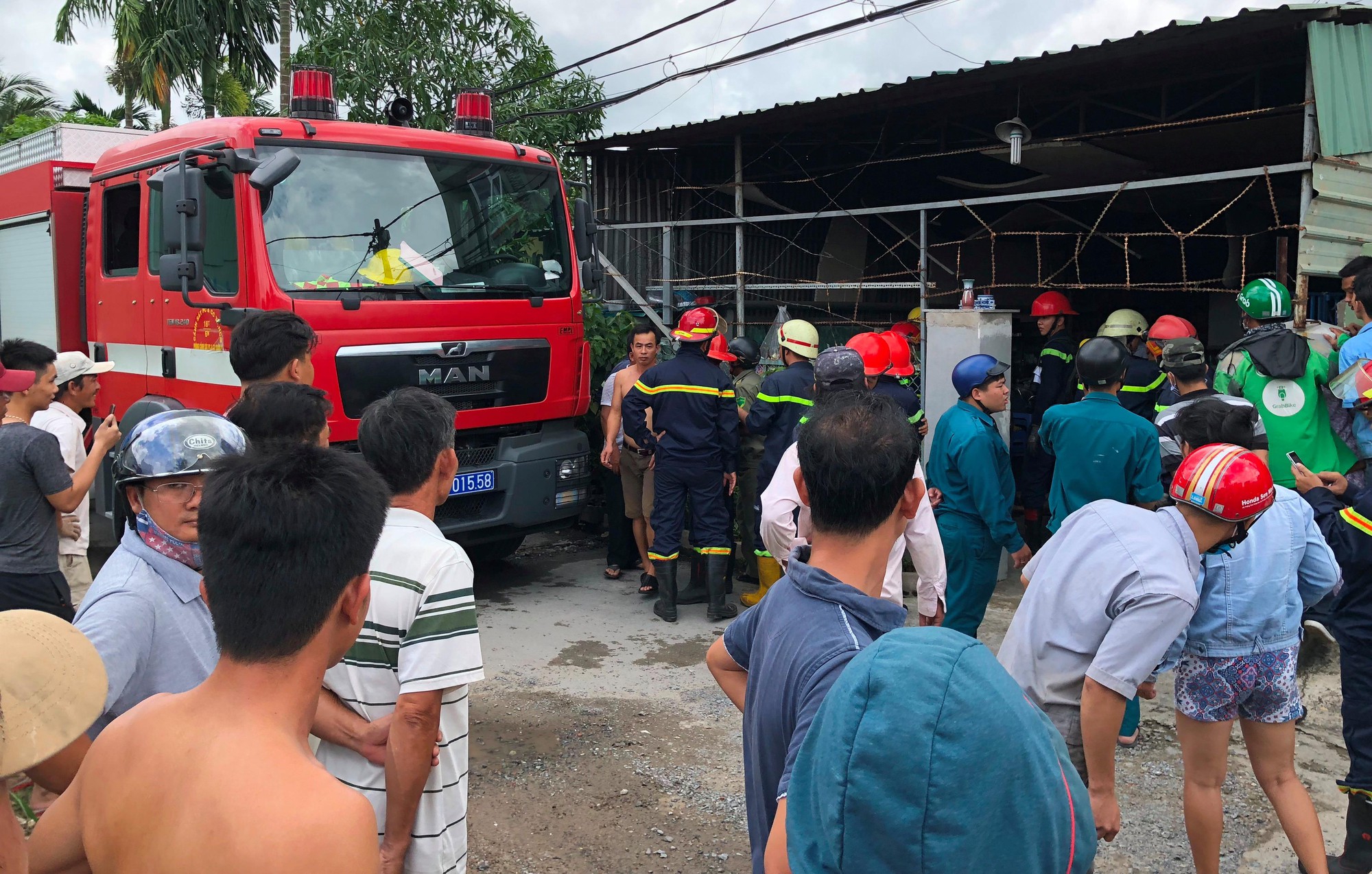 TP. HCM: Ghen tuông với vợ, gã đàn ông phóng hỏa đốt nhà khiến cả khu phố bỏ chạy thục mạng - Ảnh 1. TP. HCM: Ghen tuông với vợ, gã đàn ông phóng hỏa đốt nhà khiến cả khu phố bỏ chạy thục mạng - Ảnh 1.