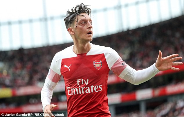 HLV Arsenal mong chờ Ozil toả sáng, trước đại chiến với Chelsea - Ảnh 1.