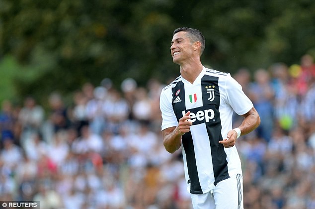 Ronaldo đứng tr&ecirc;n ghế, trổ t&agrave;i ca h&aacute;t trước mặt đồng đội mới ở Juventus - Ảnh 3.
