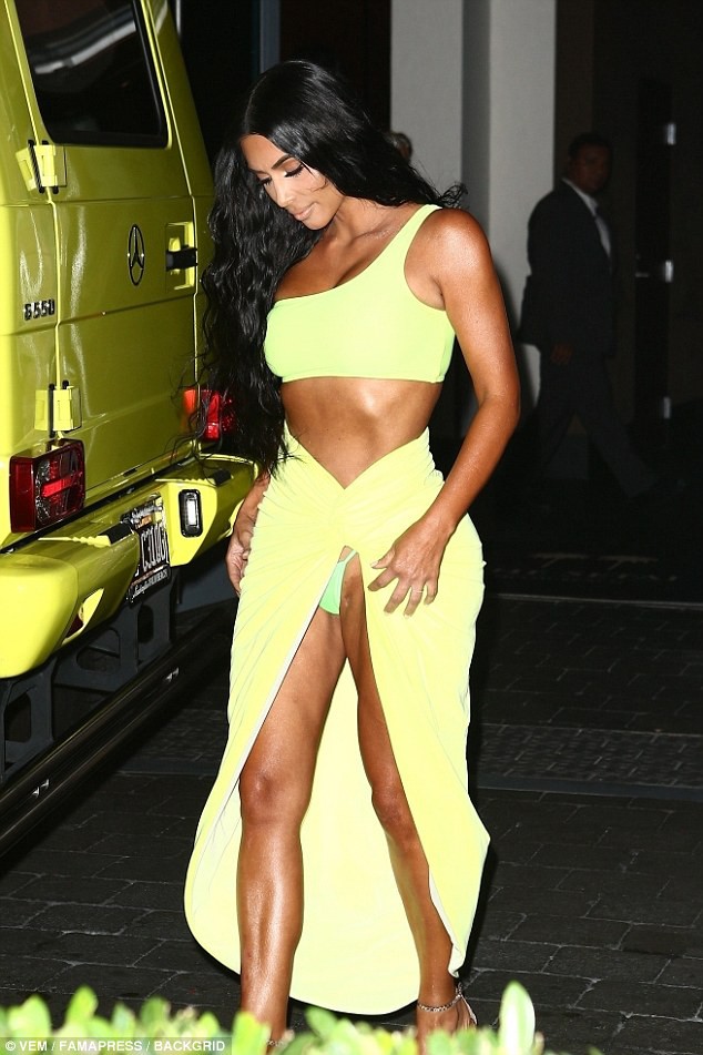 Diện váy hở hang phản cảm, Kim Kardashian gây chú ý vì vùng da bikini không đều màu - Ảnh 1.