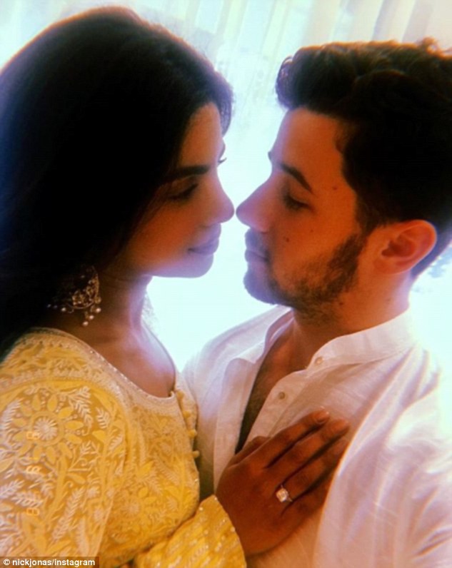 Khoảnh khắc siêu lãng mạn khi Nick Jonas trìu mến nhìn vợ sắp cưới trong lễ đính hôn truyền thống ở Ấn Độ - Ảnh 1.