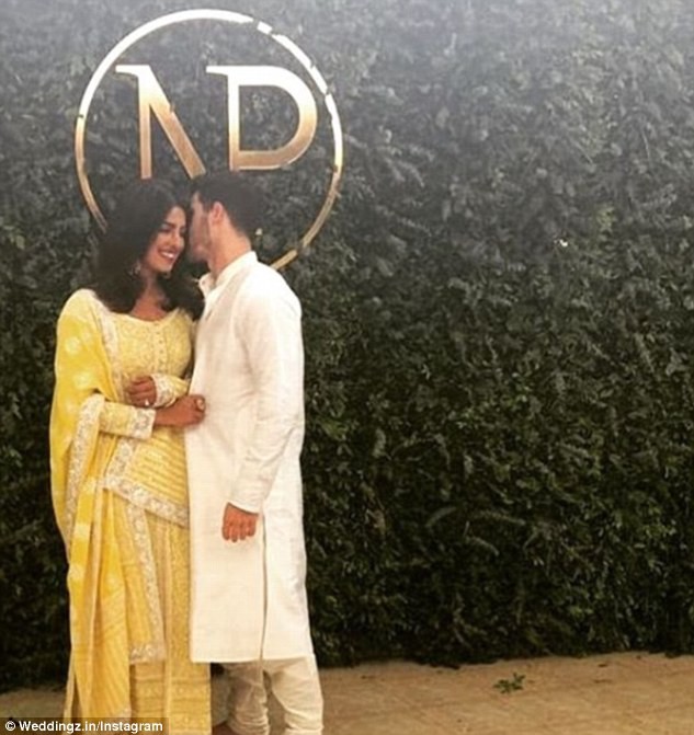 Khoảnh khắc siêu lãng mạn khi Nick Jonas trìu mến nhìn vợ sắp cưới trong lễ đính hôn truyền thống ở Ấn Độ - Ảnh 3.