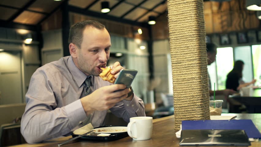 Đừng bao giờ nên dùng smartphone khi ngồi cùng bạn bè, nếu không muốn hậu quả xấu xảy ra - Ảnh 3. Đừng bao giờ nên dùng smartphone khi ngồi cùng bạn bè, nếu không muốn hậu quả xấu xảy ra - Ảnh 3.