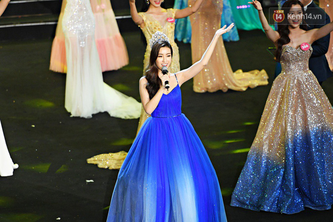 Clip: Đỗ Mỹ Linh diện váy lộng lẫy như công chúa, hát mở màn Gala 30 năm Hoa hậu Việt Nam - Ảnh 3.