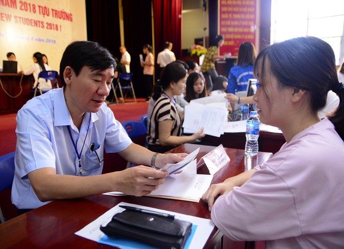 Nữ thủ khoa nghèo dân tộc Mường không có tiền học Đại học được miễn học phí, miễn ở ký túc xá và hỗ trợ tìm việc làm thêm - Ảnh 7. Nữ thủ khoa nghèo dân tộc Mường không có tiền học Đại học được miễn học phí, miễn ở ký túc xá và hỗ trợ tìm việc làm thêm - Ảnh 7.