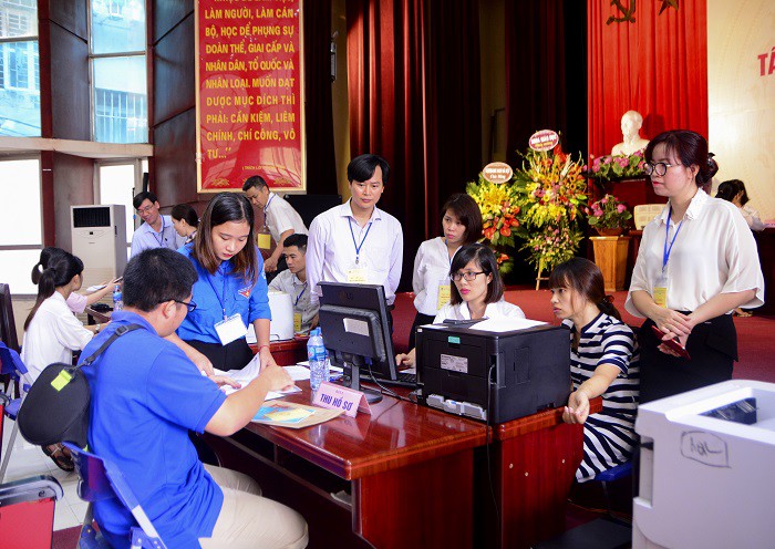 Nữ thủ khoa nghèo dân tộc Mường không có tiền học Đại học được miễn học phí, miễn ở ký túc xá và hỗ trợ tìm việc làm thêm - Ảnh 6. Nữ thủ khoa nghèo dân tộc Mường không có tiền học Đại học được miễn học phí, miễn ở ký túc xá và hỗ trợ tìm việc làm thêm - Ảnh 6.