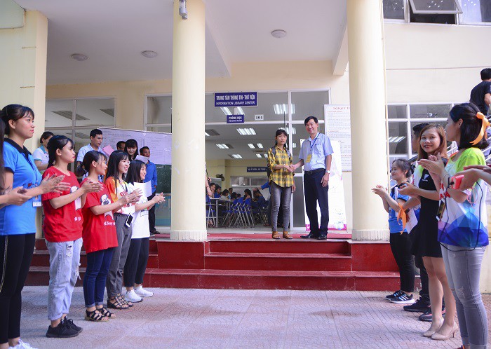 Nữ thủ khoa nghèo dân tộc Mường không có tiền học Đại học được miễn học phí, miễn ở ký túc xá và hỗ trợ tìm việc làm thêm - Ảnh 1. Nữ thủ khoa nghèo dân tộc Mường không có tiền học Đại học được miễn học phí, miễn ở ký túc xá và hỗ trợ tìm việc làm thêm - Ảnh 1.