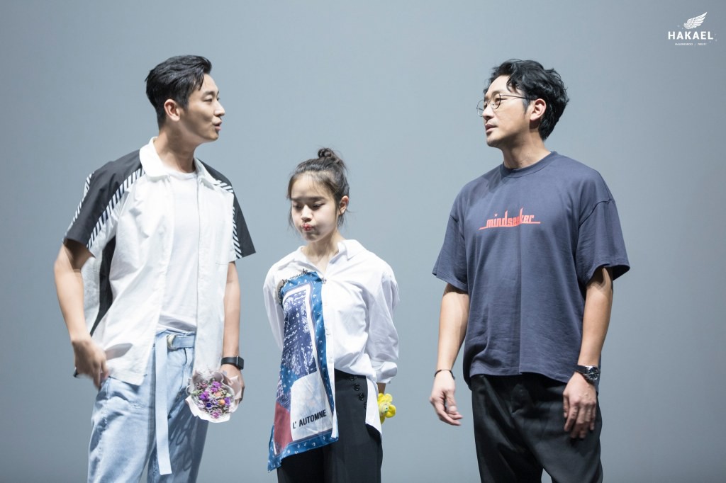 Thái tử Shin gây sốt với loạt hành động siêu cute bên các bạn diễn: Xem tới người số 3 là muốn xỉu! - Ảnh 12. Thái tử Shin gây sốt với loạt hành động siêu cute bên các bạn diễn: Xem tới người số 3 là muốn xỉu! - Ảnh 12.