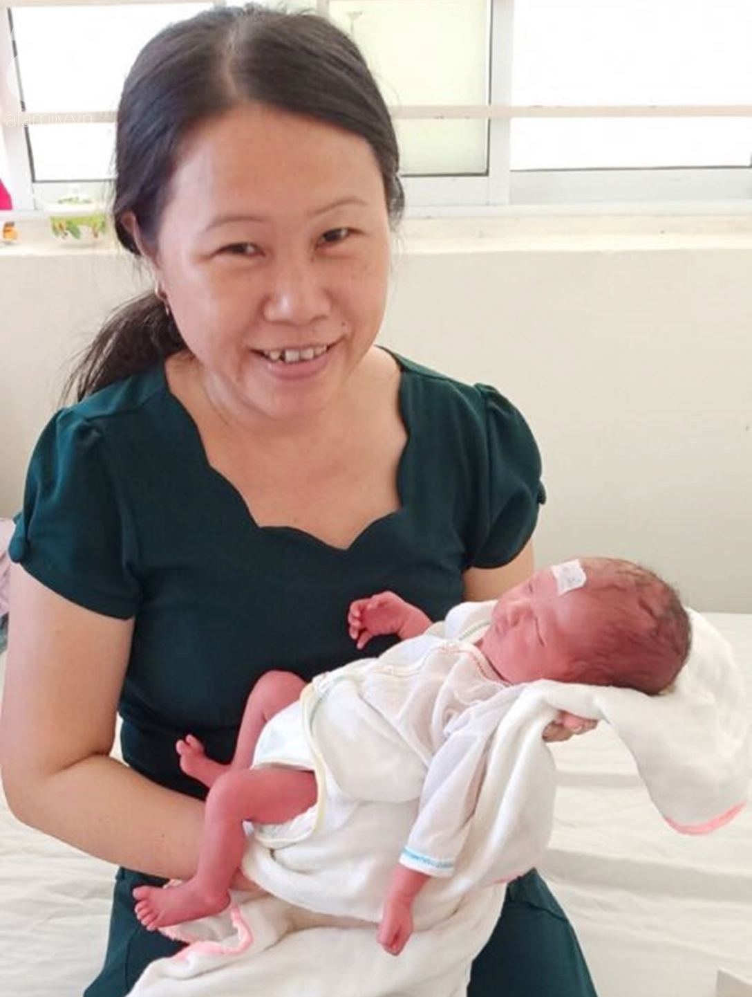 Người mẹ trẻ chỉ còn 20kg cố giành giật sự sống từng ngày để giữ con vừa sinh một bé gái nặng 1,9kg - Ảnh 1. Người mẹ trẻ chỉ còn 20kg cố giành giật sự sống từng ngày để giữ con vừa sinh một bé gái nặng 1,9kg - Ảnh 1.