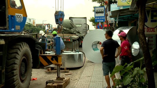 4 cuộn t&ocirc;n nặng h&agrave;ng chục tấn rơi từ tr&ecirc;n xe xuống nh&agrave; d&acirc;n - Ảnh 2.