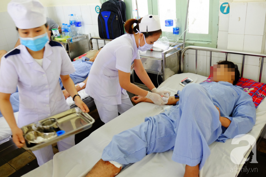TP.HCM: Đang cấp cứu người gặp tai nạn, nữ điều dưỡng bị bạn của bệnh nhân dùng hung khí đâm rách vai - Ảnh 3. TP.HCM: Đang cấp cứu người gặp tai nạn, nữ điều dưỡng bị bạn của bệnh nhân dùng hung khí đâm rách vai - Ảnh 3.