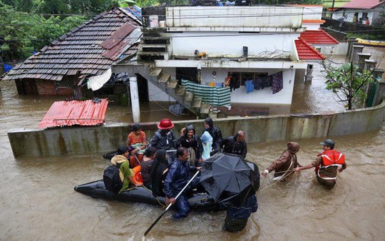 Vừa mở cửa nước tràn vào nhà, ra tới đường nước sâu đến cổ - Ảnh 5.