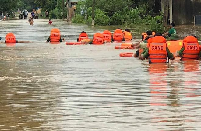  Mưa lũ l&agrave;m quốc lộ ngập s&acirc;u, lợn treo tr&ecirc;n cao, g&agrave; nhảy l&ecirc;n c&acirc;y trốn lũ ở Nghệ An - Ảnh 7.