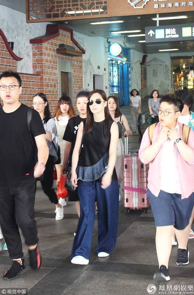 Lấy chồng được 2 tháng, Chung Hân Đồng mặt tròn xoe, bắp tay tròn lẳn vì tăng cân chóng mặt - Ảnh 1.