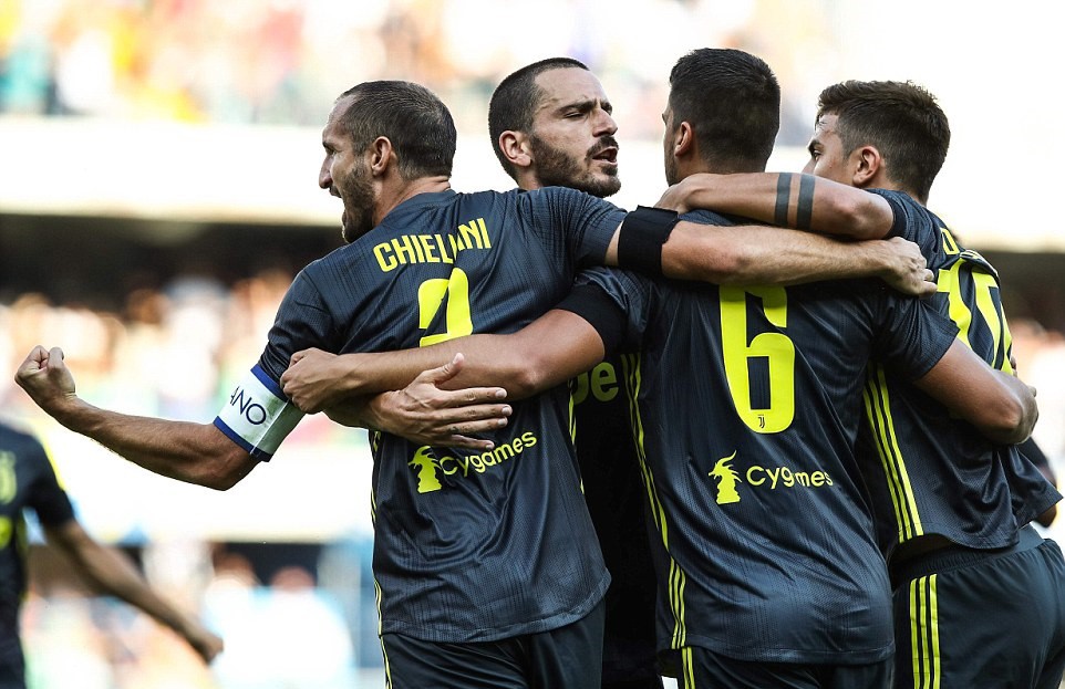 Juventus nhọc nhằn giành 3 điểm trong ngày Ronaldo ra mắt Serie A - Ảnh 7. Juventus nhọc nhằn giành 3 điểm trong ngày Ronaldo ra mắt Serie A - Ảnh 7.