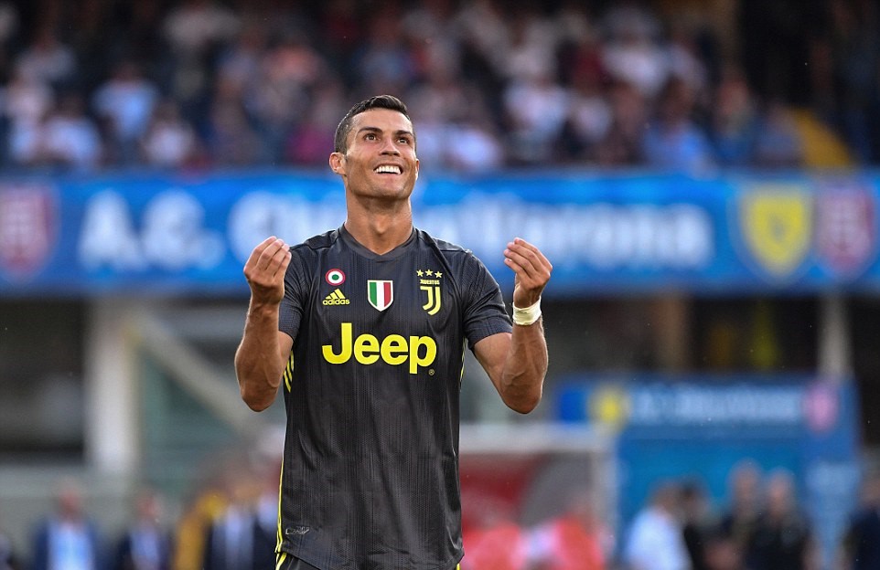 Juventus nhọc nhằn giành 3 điểm trong ngày Ronaldo ra mắt Serie A - Ảnh 8. Juventus nhọc nhằn giành 3 điểm trong ngày Ronaldo ra mắt Serie A - Ảnh 8.