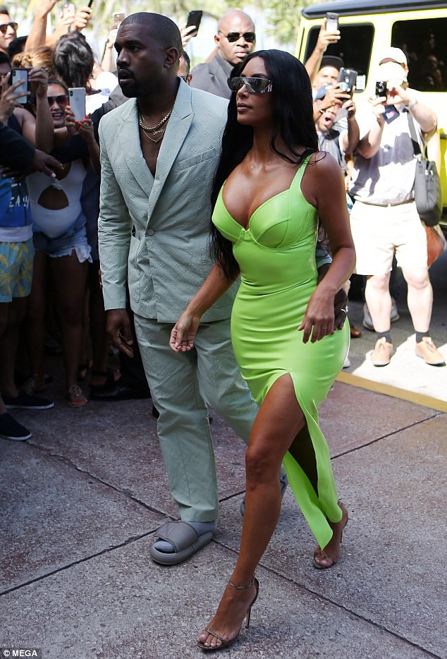 Yêu nhau đã 6 năm, Kanye vẫn cưng chiều Kim Kardashian hết mực khi bế bổng vợ rời khỏi xe - Ảnh 4.