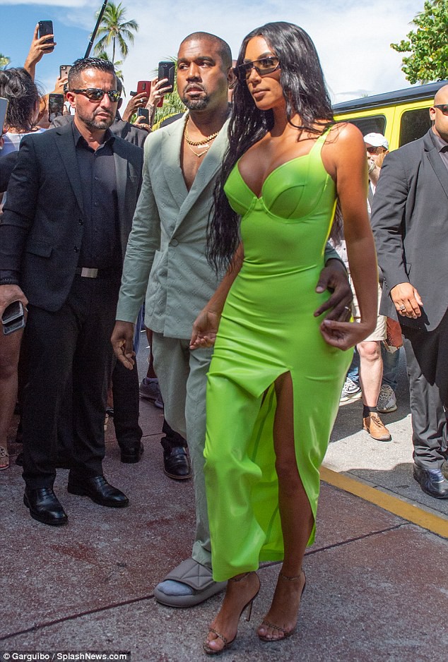 Yêu nhau đã 6 năm, Kanye vẫn cưng chiều Kim Kardashian hết mực khi bế bổng vợ rời khỏi xe - Ảnh 6.