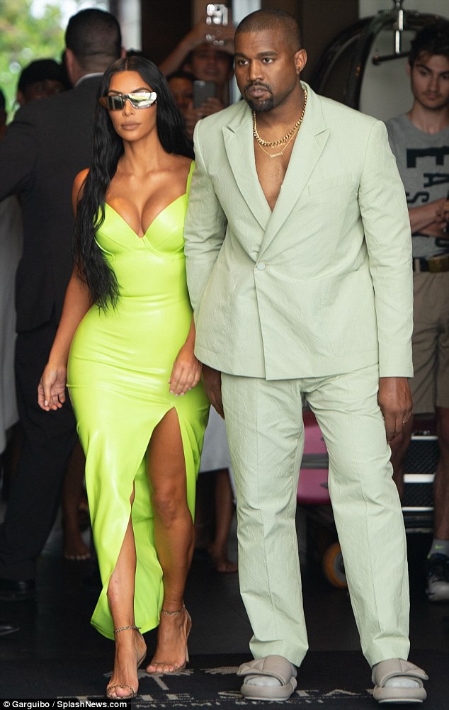 Y&ecirc;u nhau đ&atilde; 6 năm, Kanye vẫn cưng chiều Kim Kardashian hết mực khi bế bổng vợ rời khỏi xe - Ảnh 5.