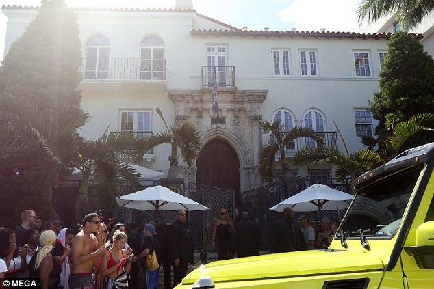 Y&ecirc;u nhau đ&atilde; 6 năm, Kanye vẫn cưng chiều Kim Kardashian hết mực khi bế bổng vợ rời khỏi xe - Ảnh 7.