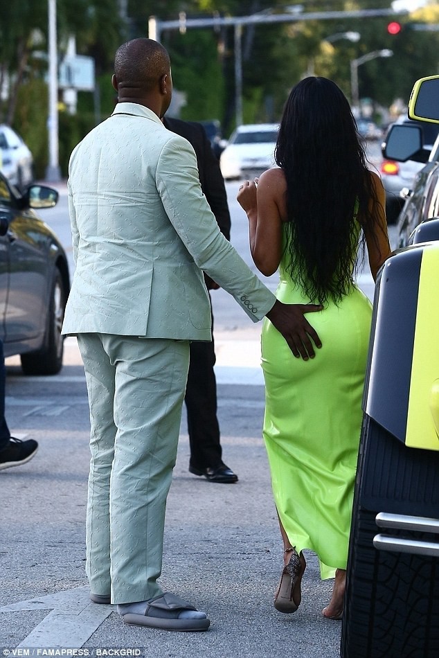 Yêu nhau đã 6 năm, Kanye vẫn cưng chiều Kim Kardashian hết mực khi bế bổng vợ rời khỏi xe - Ảnh 3.
