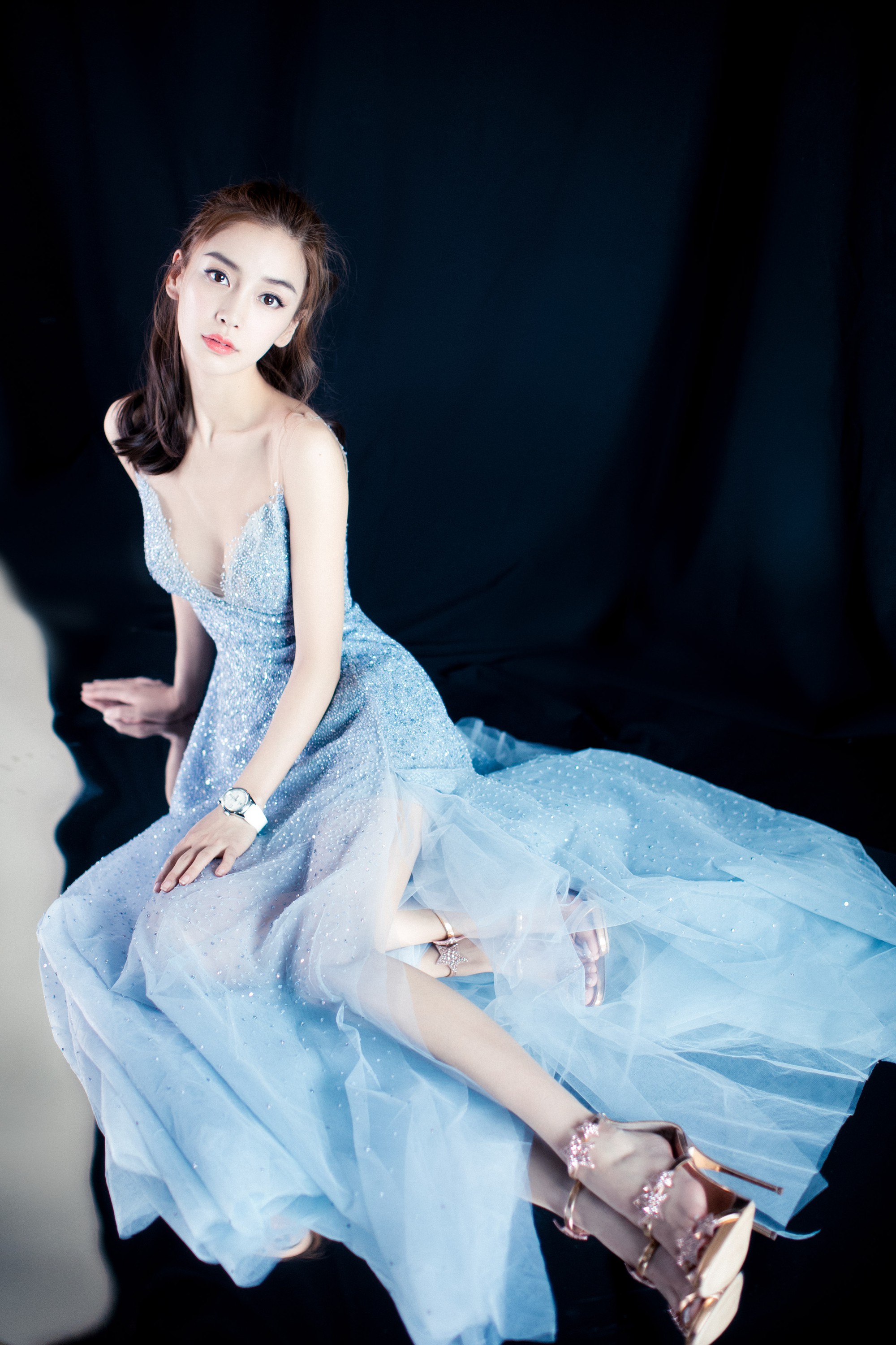Đằng sau những bức ảnh đẹp hoàn mỹ của Angela Baby là sự hiện diện của “vũ khí bí mật” mang tên: Giày siêu cao gót - Ảnh 4. Đằng sau những bức ảnh đẹp hoàn mỹ của Angela Baby là sự hiện diện của “vũ khí bí mật” mang tên: Giày siêu cao gót - Ảnh 4.