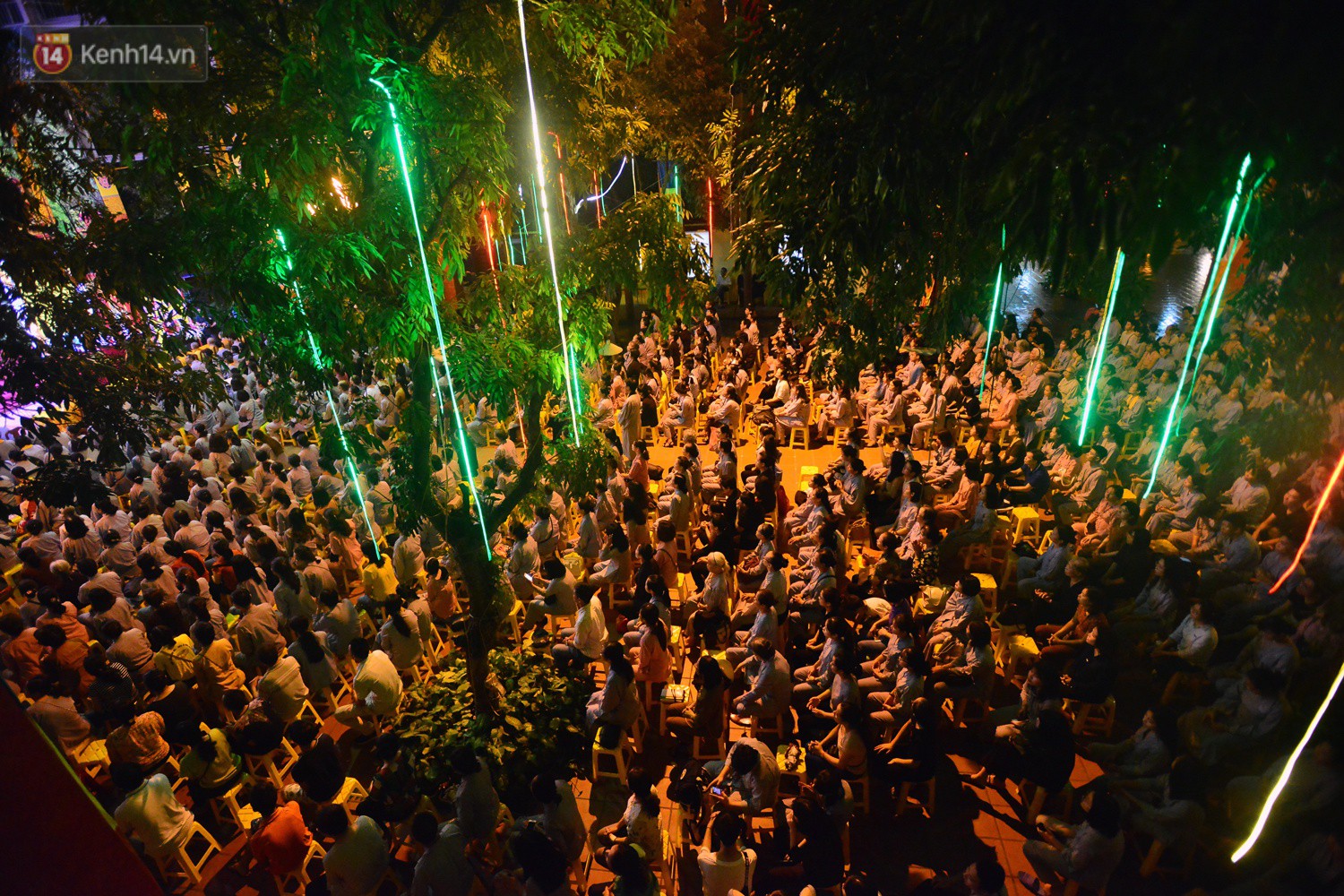 Nhiều người cài hoa trắng bật khóc tại lễ Vu Lan tháng Bảy: Ai còn cha còn mẹ thì vui lắm chứ... - Ảnh 2. Nhiều người cài hoa trắng bật khóc tại lễ Vu Lan tháng Bảy: Ai còn cha còn mẹ thì vui lắm chứ... - Ảnh 2.