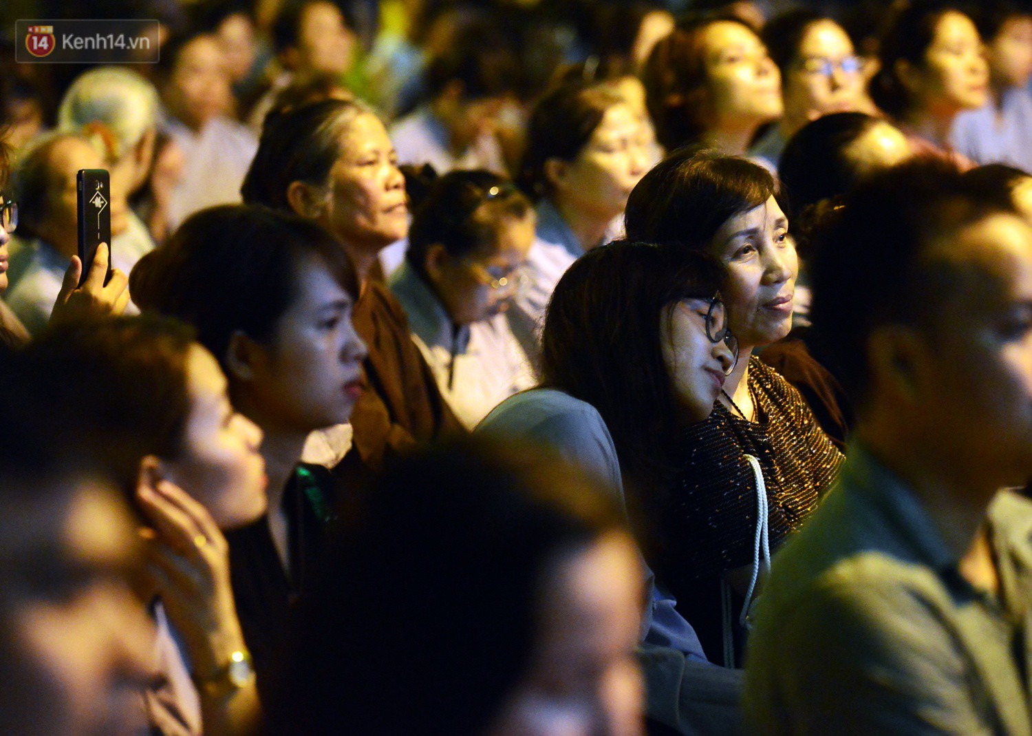Nhiều người cài hoa trắng bật khóc tại lễ Vu Lan tháng Bảy: Ai còn cha còn mẹ thì vui lắm chứ... - Ảnh 6. Nhiều người cài hoa trắng bật khóc tại lễ Vu Lan tháng Bảy: Ai còn cha còn mẹ thì vui lắm chứ... - Ảnh 6.