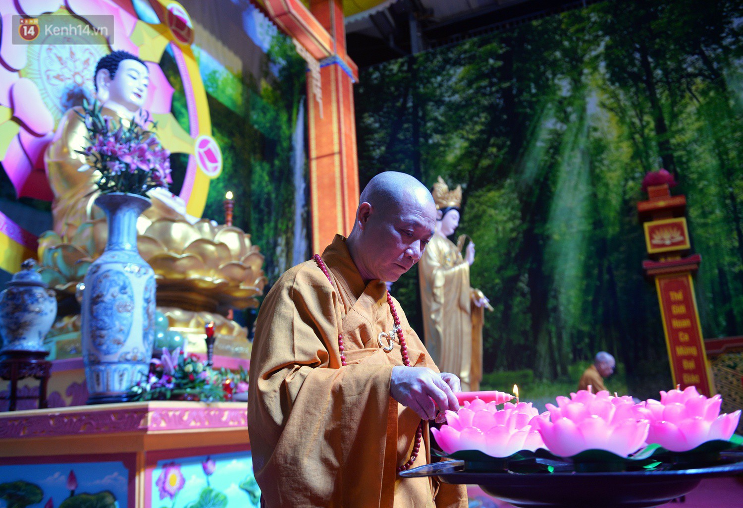 Nhiều người cài hoa trắng bật khóc tại lễ Vu Lan tháng Bảy: Ai còn cha còn mẹ thì vui lắm chứ... - Ảnh 12. Nhiều người cài hoa trắng bật khóc tại lễ Vu Lan tháng Bảy: Ai còn cha còn mẹ thì vui lắm chứ... - Ảnh 12.