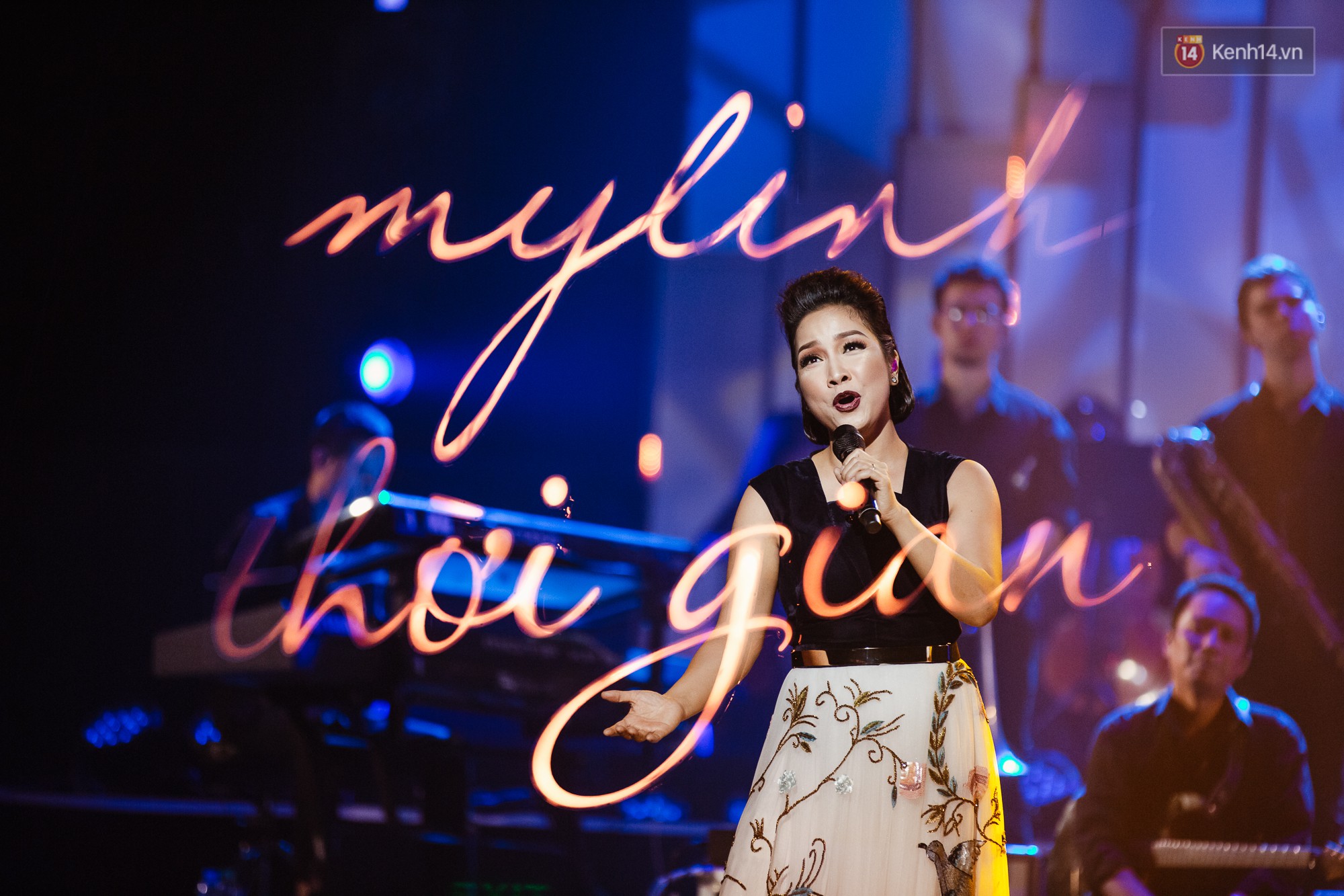 Liveshow cuối cùng của Mỹ Linh: Cảm ơn vì từng có một thời đại âm nhạc cho chúng ta những ca khúc thật hay để hát cùng nhau - Ảnh 1. Liveshow cuối cùng của Mỹ Linh: Cảm ơn vì từng có một thời đại âm nhạc cho chúng ta những ca khúc thật hay để hát cùng nhau - Ảnh 1.