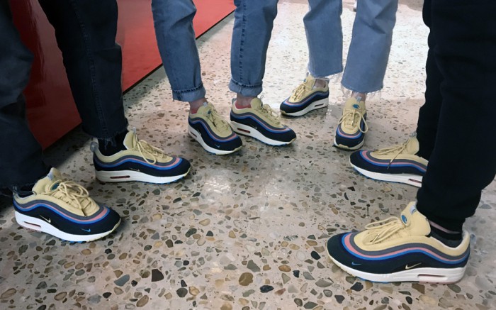 Sneakers đừng chỉ chọn trắng đen an toàn, còn có nhiều mẫu rực rỡ hot lắm đây này - Ảnh 7. Sneakers đừng chỉ chọn trắng đen an toàn, còn có nhiều mẫu rực rỡ hot lắm đây này - Ảnh 7.