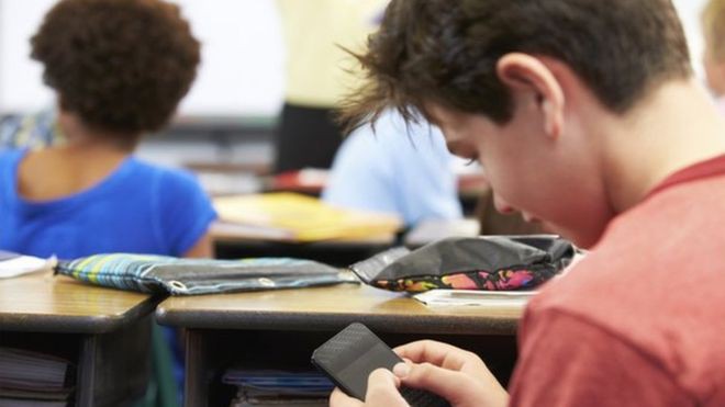 Pháp chính thức cấm tiệt smartphone ở trường khi chưa qua 15 tuổi, không kể giờ học hay ra chơi - Ảnh 1.