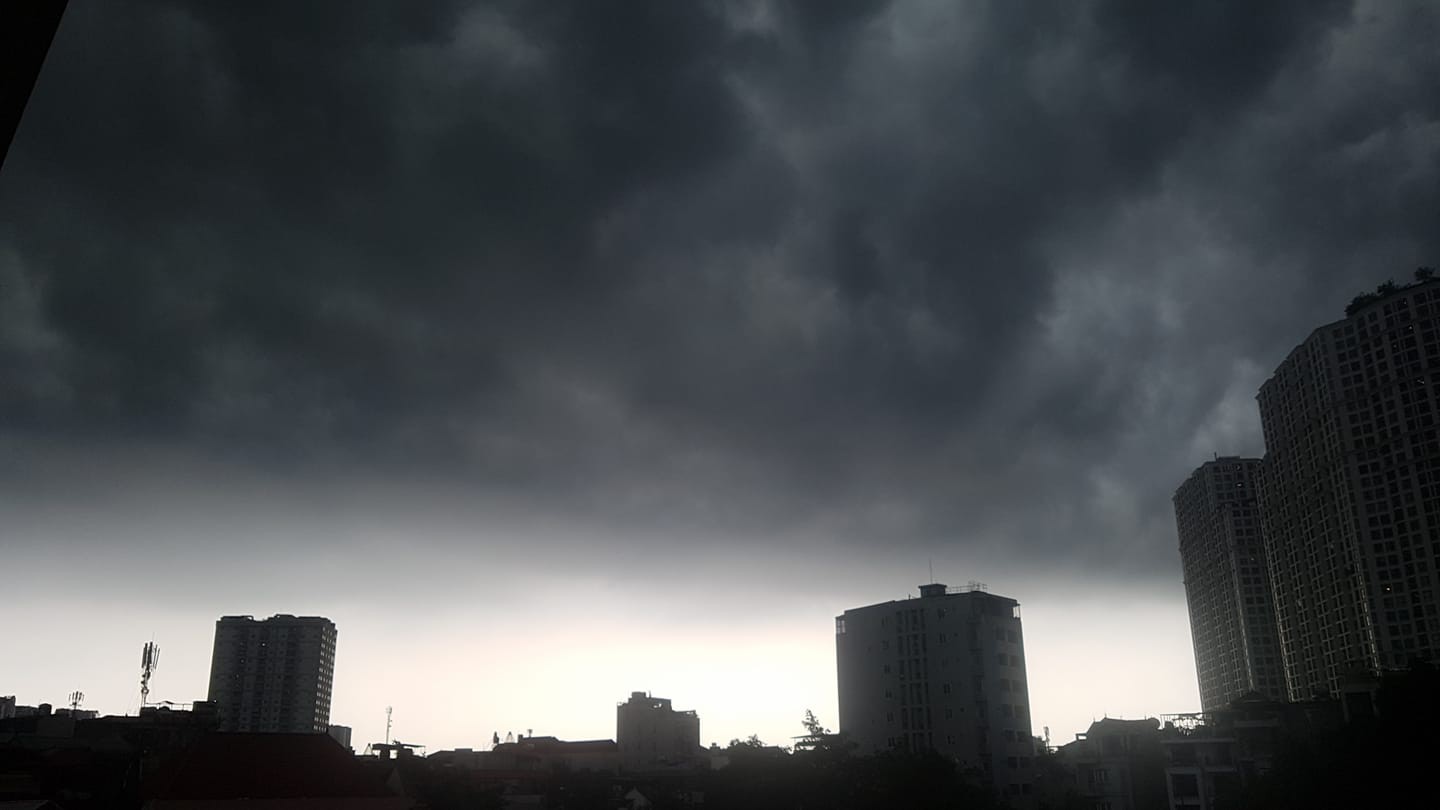 Hà Nội: Mây đen đang phủ kín bầu trời như trong phim viễn tưởng - Ảnh 14.
