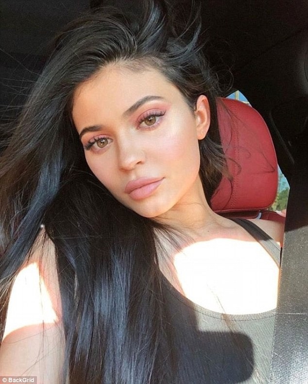 Khoe đôi chân cực nuột, Kylie Jenner chẳng cần mặc bikini hở hang vẫn gợi cảm hút hồn - Ảnh 3.