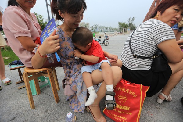 Trung Quốc: Cha mẹ xếp hàng dài 200 mét, dựng lều ngủ qua đêm, chen chúc nhau đăng ký học cho con - Ảnh 8.