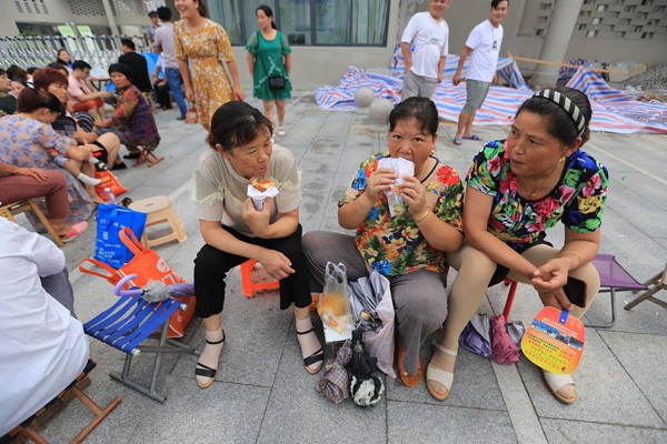 Trung Quốc: Cha mẹ xếp hàng dài 200 mét, dựng lều ngủ qua đêm, chen chúc nhau đăng ký học cho con - Ảnh 4.