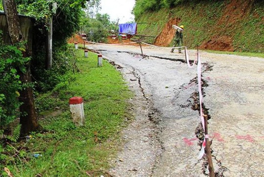 Thêm 8 căn nhà bất ngờ nứt toác, đổ nghiêng về phía sông Đà - Ảnh 1. Thêm 8 căn nhà bất ngờ nứt toác, đổ nghiêng về phía sông Đà - Ảnh 1.