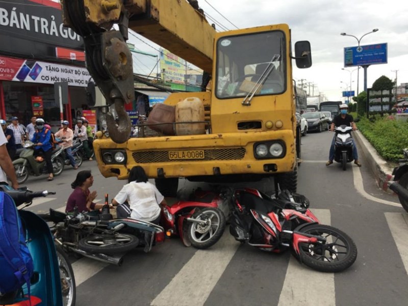 Xe cứu hộ tông 3 xe máy chờ đèn xanh, bé trai 6 tuổi tử vong - Ảnh 2.