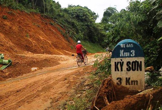 Thêm 8 căn nhà bất ngờ nứt toác, đổ nghiêng về phía sông Đà - Ảnh 3. Thêm 8 căn nhà bất ngờ nứt toác, đổ nghiêng về phía sông Đà - Ảnh 3.