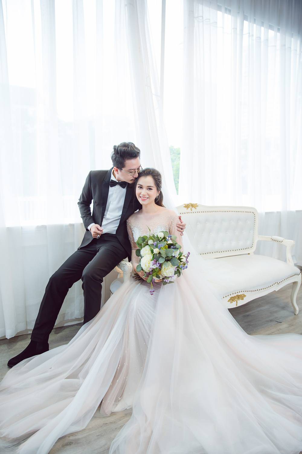 Vợ chồng L&acirc;m Vỹ Dạ - Hứa Minh Đạt cưới lại từ đầu sau 8 năm chung sống hạnh ph&uacute;c - Ảnh 1.