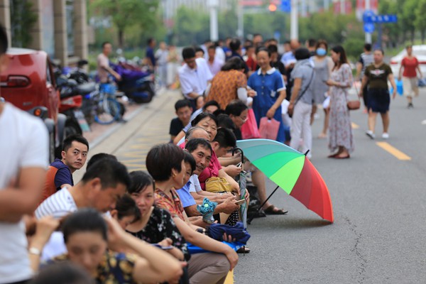 Trung Quốc: Cha mẹ xếp hàng dài 200 mét, dựng lều ngủ qua đêm, chen chúc nhau đăng ký học cho con - Ảnh 12.