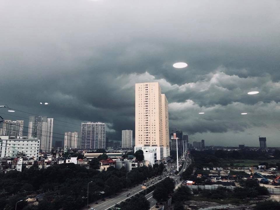 Hà Nội: Mây đen đang phủ kín bầu trời như trong phim viễn tưởng - Ảnh 4.