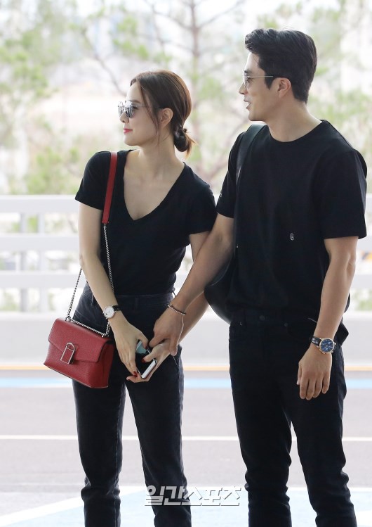 Nhờ lần xuất hiện này tại sân bay, vợ chồng Kwon Sang Woo và Hoa hậu Hàn chứng minh tình yêu 10 năm đẹp nhất Kbiz - Ảnh 7.