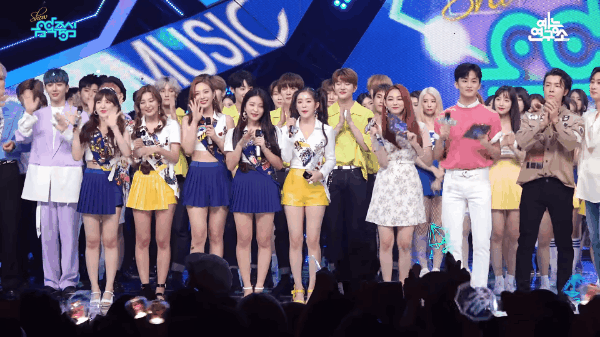 Đến cả sân khấu ăn mừng cũng hát nhép, netizen Hàn “sôi máu”: “Red Velvet chỉ nổi nhờ SM thôi!” - Ảnh 2.