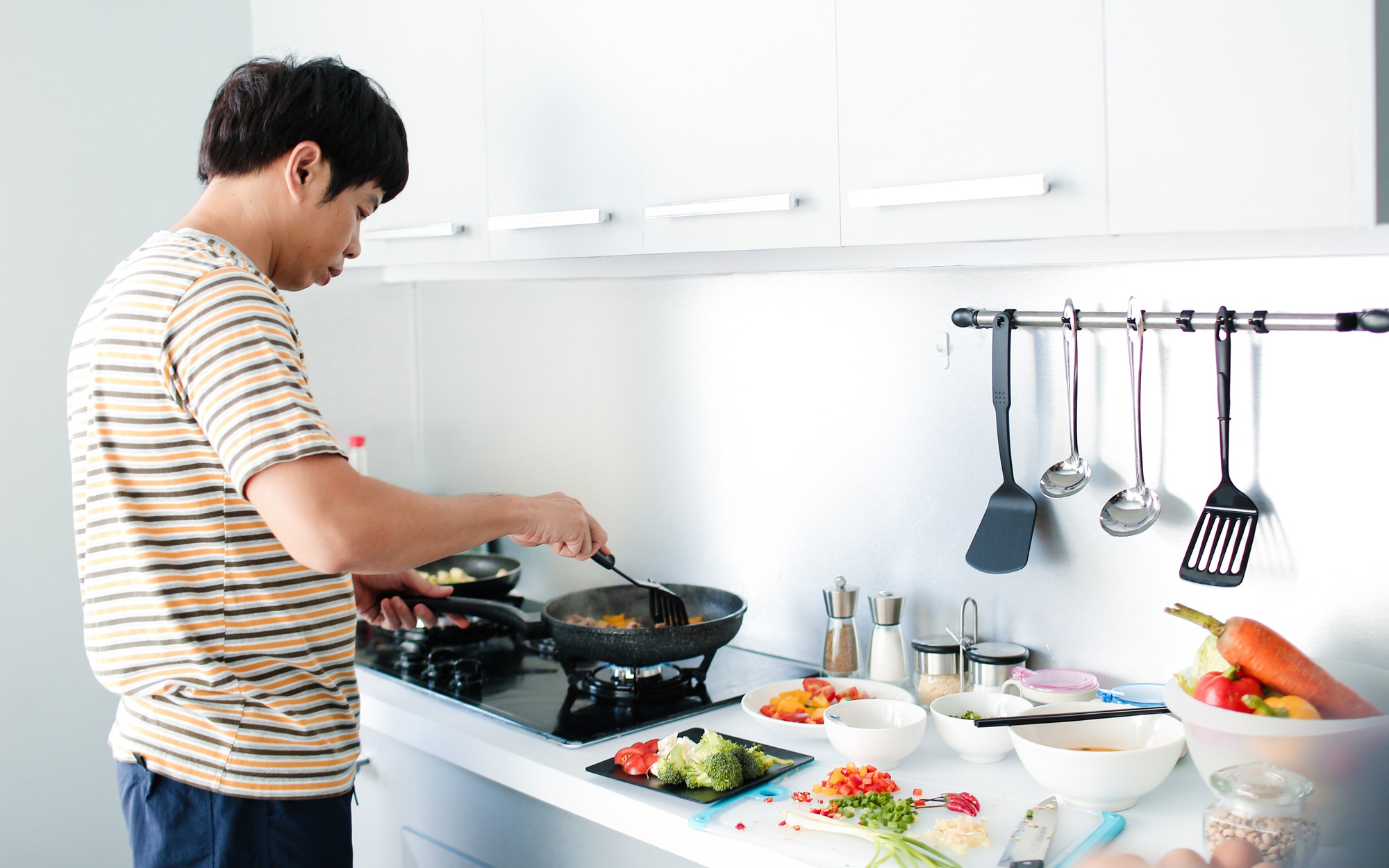 Không cần là soái ca, Chàng Vợ Thái Hòa vẫn có đầy bí kíp cưa gái khiến các nàng tương tư mất ngủ! - Ảnh 2. Không cần là soái ca, Chàng Vợ Thái Hòa vẫn có đầy bí kíp cưa gái khiến các nàng tương tư mất ngủ! - Ảnh 2.
