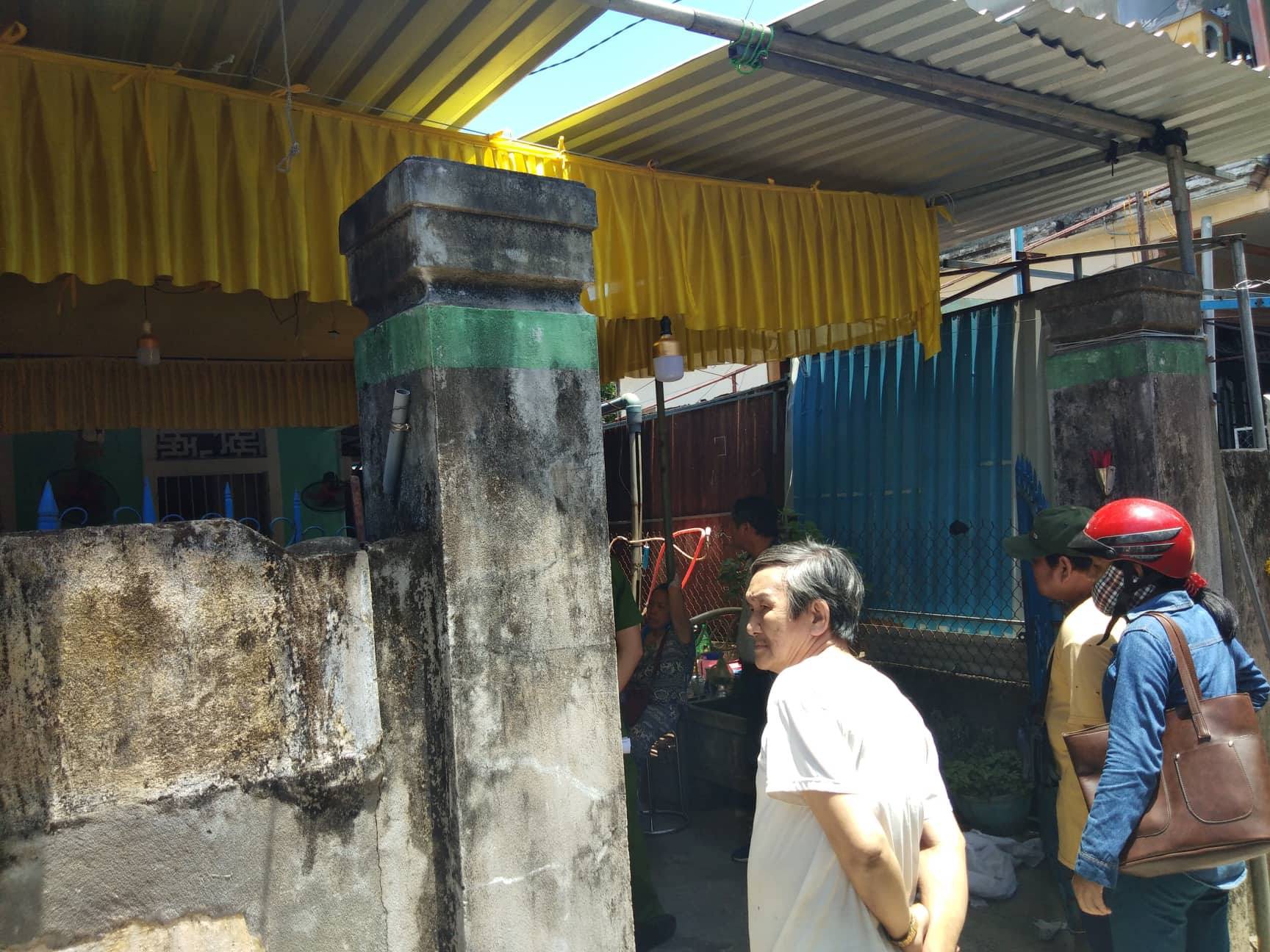 Tới dự đám tang bạn, bỗng dưng bị con trai bạn cứa cổ tử vong - Ảnh 1. Tới dự đám tang bạn, bỗng dưng bị con trai bạn cứa cổ tử vong - Ảnh 1.